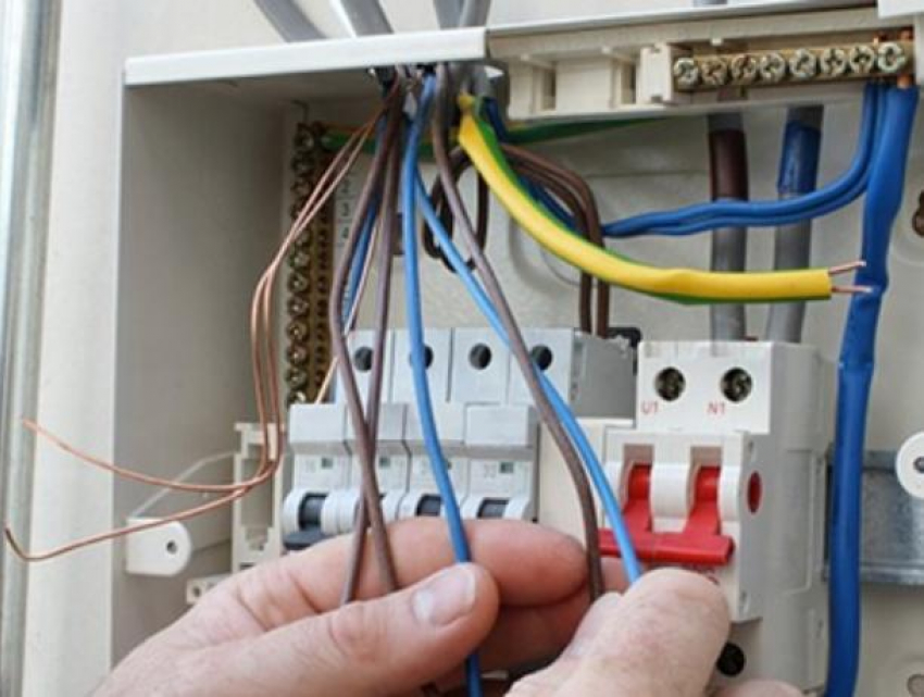 Копающиеся в электрощите соседи-алкаши напрягли воронежцев