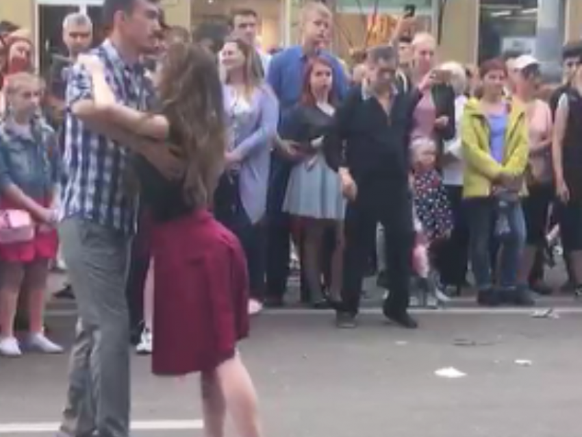 Романтичный танец под Стрыкало сняли в Воронеже