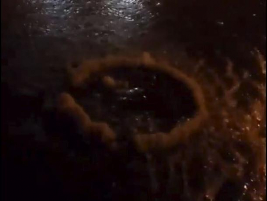 В Воронеже на видео попал фонтан из канализации