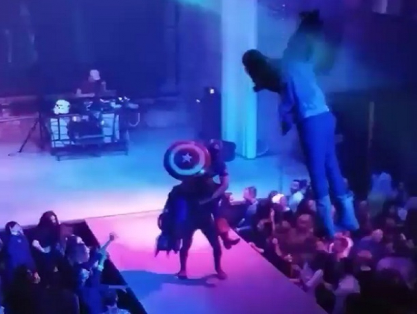 Капитан Америка и Человек-паук устроили зажигательный танцевальный батл накануне Хэллоуина в Воронеже