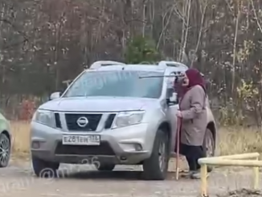 Загадочные действия бабушки попали на видео в Воронеже