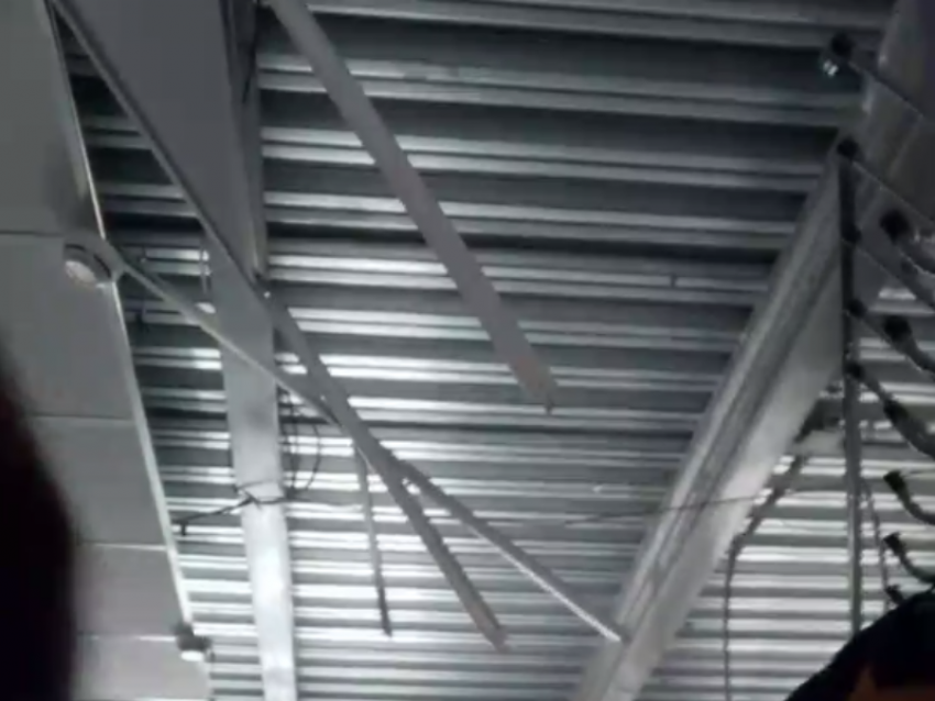 Потолок рухнул в недавно отремонтированной школе в Воронеже