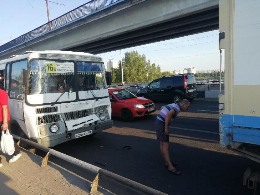 Последствия маршруточной гонки в час пик показали на фото в Воронеже