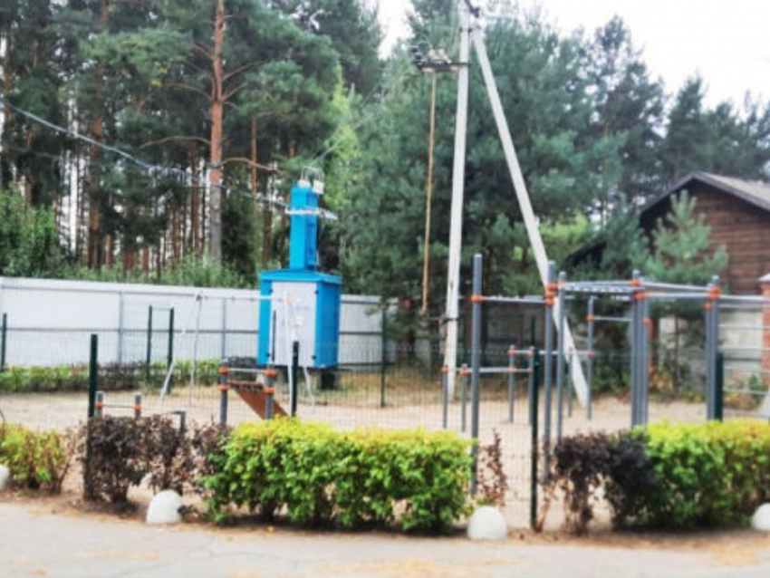Опасную детскую площадку установили под ЛЭП в Воронежской области 
