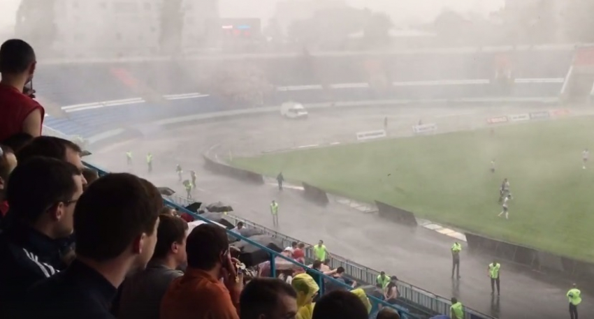 Сильнейший ураган в Воронеже прервал игру «Факела» с «Шинником» и попал на видео
