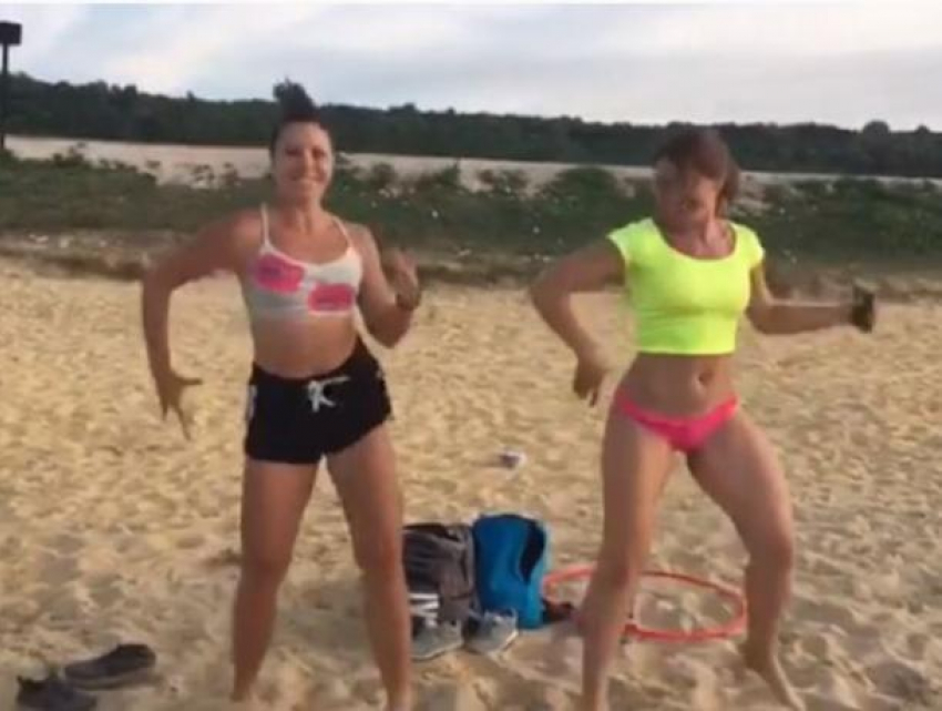 Девушки в купальниках отожгли на воронежском пляже энергичным танцем