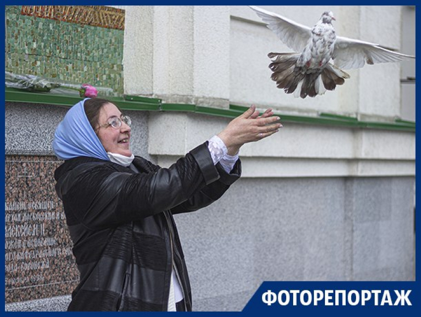 Благую весть запустили воронежцы в небо у кафедрального собора