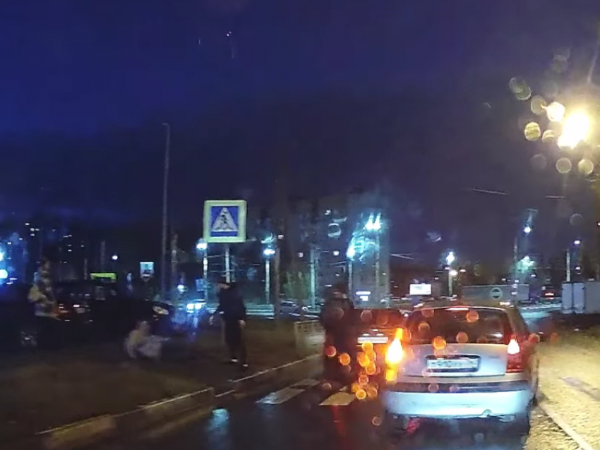 Автомобилист напал на пешехода в Воронеже – опубликовано видео 