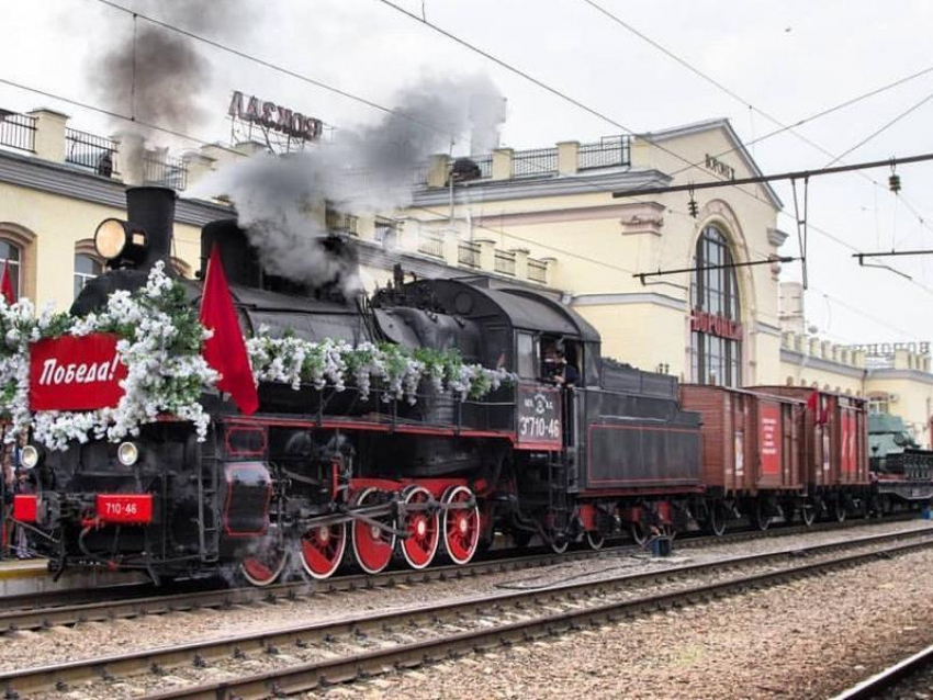 Ретро-поезд собрал столпотворение на станции в Воронеже 