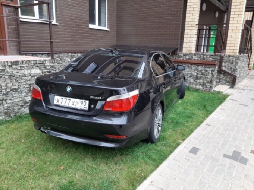 Подмосквич на BMW с модными номерами испортил жизнь в воронежском ЖК