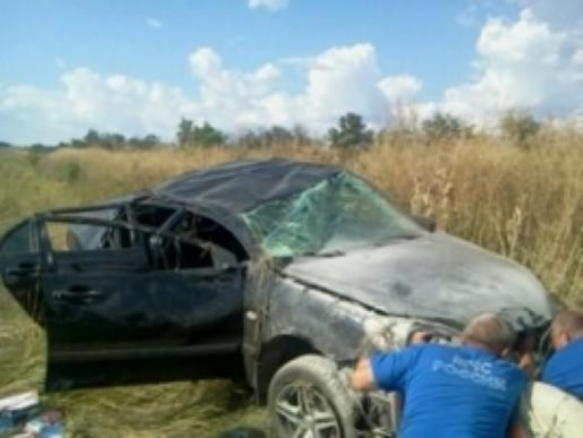 В страшном ДТП под Воронежем автомобилист врезался в дерево: иномарка загорелась, а водитель погиб