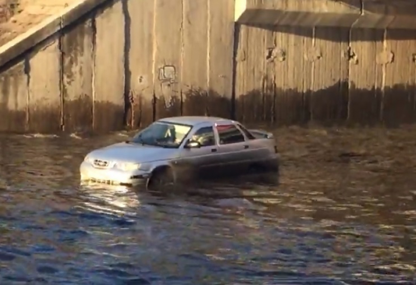 Утопающие в гигантской луже в Воронеже автомобили попали на видео