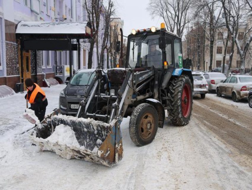 На борьбу с сильнейшим снегопадом в Воронеже вышли 96 снегоуборочных машин