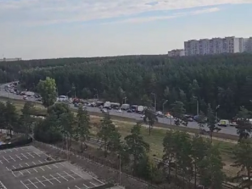 Мегапробка сковала одну из крупнейших улиц Воронежа и попала на видео 