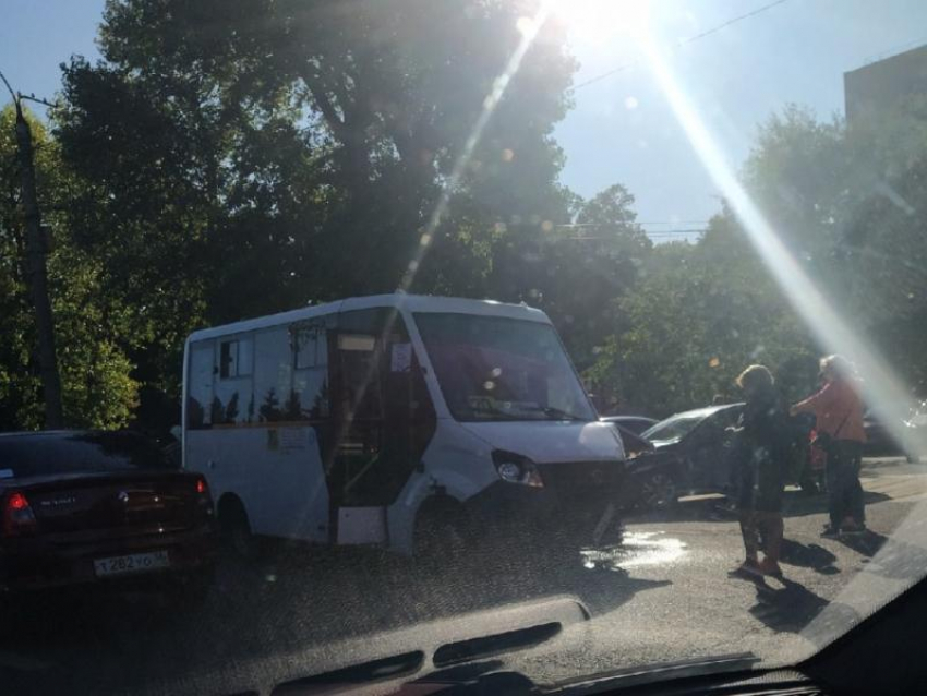 Появилось видео с места ДТП с маршруткой и 6 авто в Воронеже