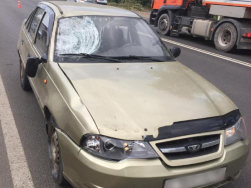Мужчина погиб под колесами Daewoo на обочине в Воронеже