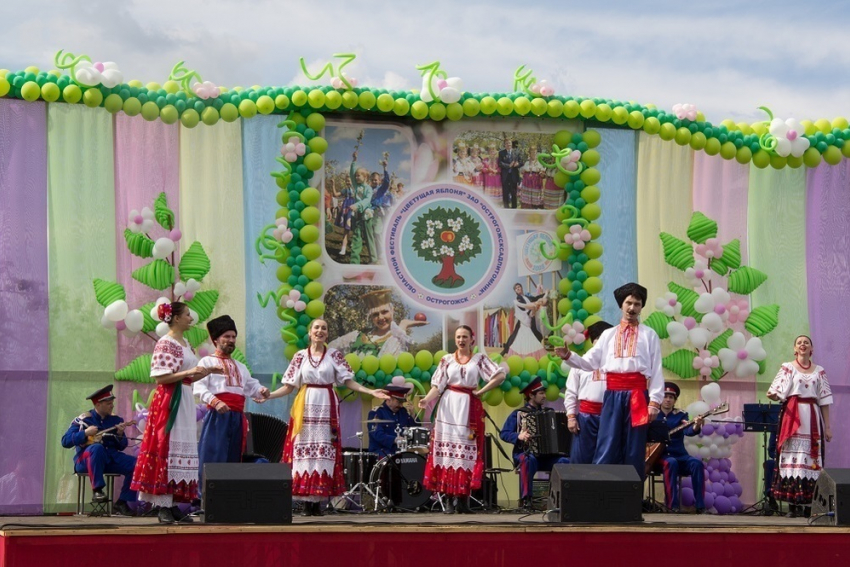Более 2000 тысяч воронежцев приняли участие в фольклорном фестивале «Цветущая яблоня» 