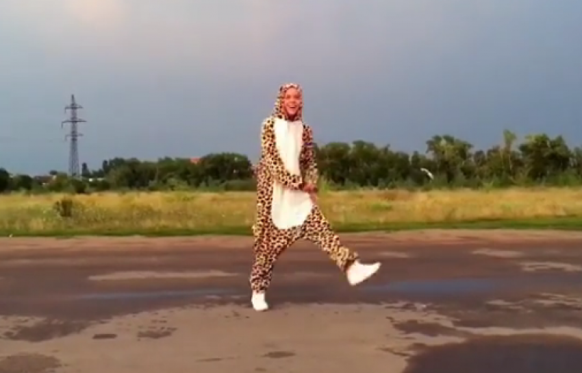 Девушка из Воронежа станцевала в костюме леопарда за 10 тысяч рублей и спиннер