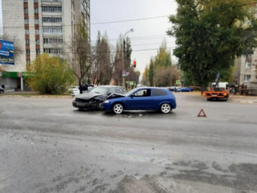 Ошибка при повороте налево привела к ДТП на воронежском перекрестке