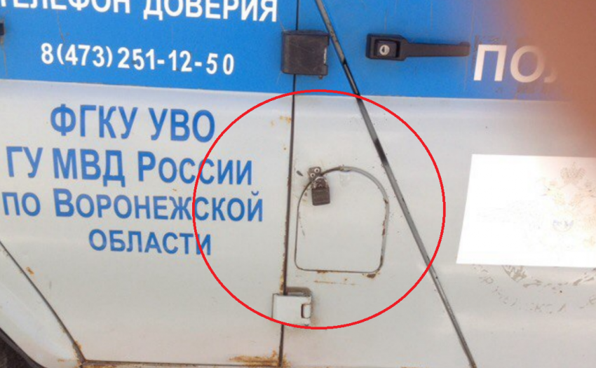 Замок на бензобаке полицейской машины в Воронеже высмеяли в Сети
