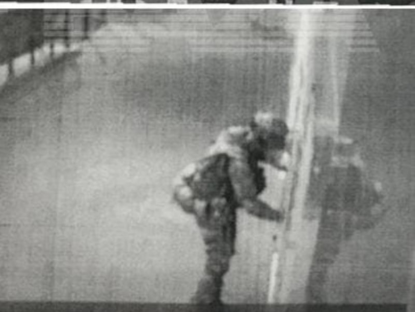 Опубликовано фото с места нападения мужчины в камуфляже на воронежский отдел полиции