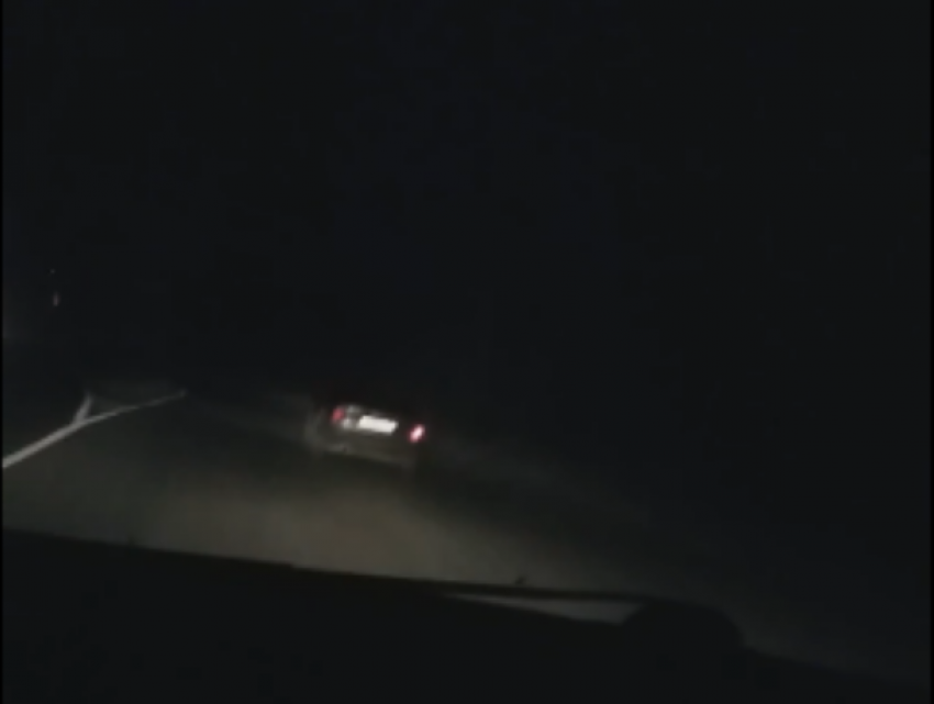 Опасное виляние автомобиля на ночной дороге сняли в Воронеже