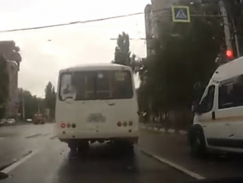 Водитель пазика поплатился за нарушение ПДД в Воронеже