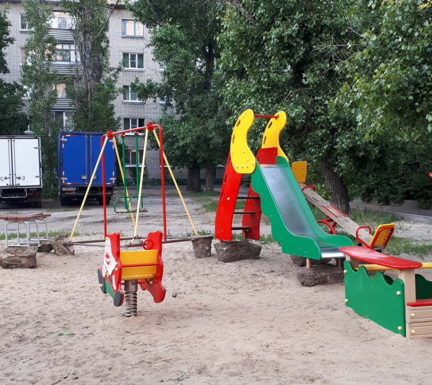 В мэрии Воронежа отреагировали на развороченную детскую площадку на Ваях