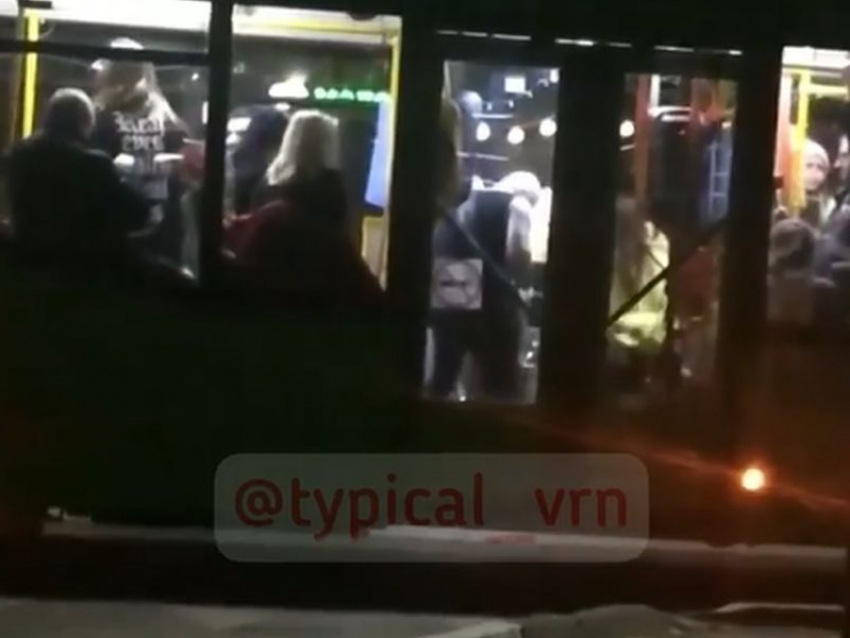 Безумная Хэллоуин-вечеринка в маршрутке в локдаун попала на видео в Воронеже