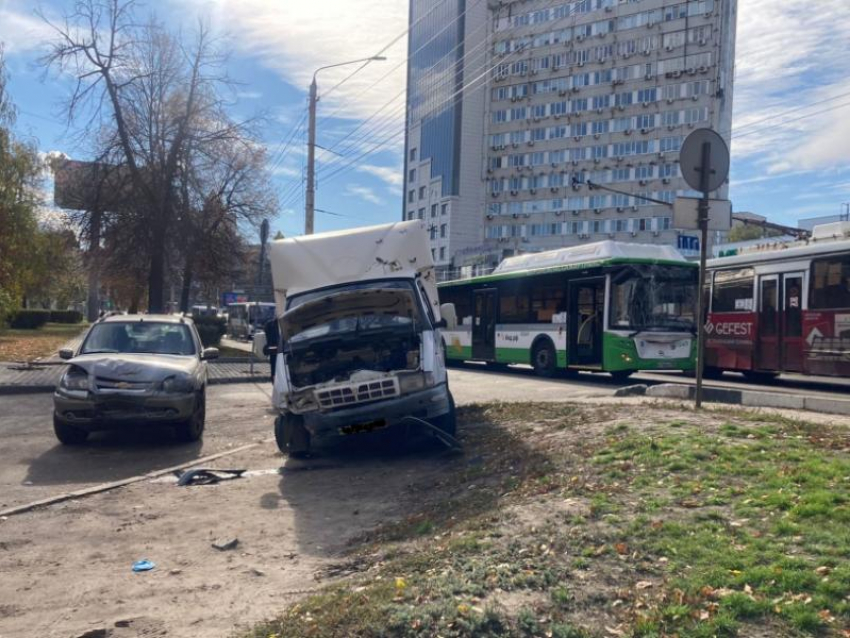 Массовая авария с участием пассажирского автобуса случилась в центре Воронежа