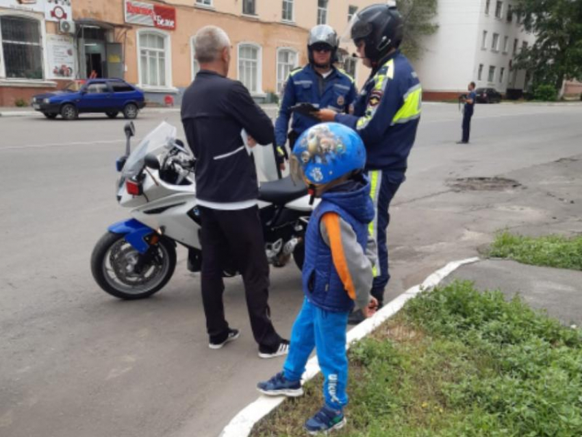 Двое взрослых на скутере с ребенком нарвались на штраф под Воронежем