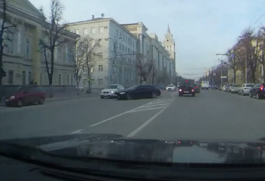 Дрифтующий BMW M5 снес припаркованную «Ладу» и попал на видео в Воронеже 
