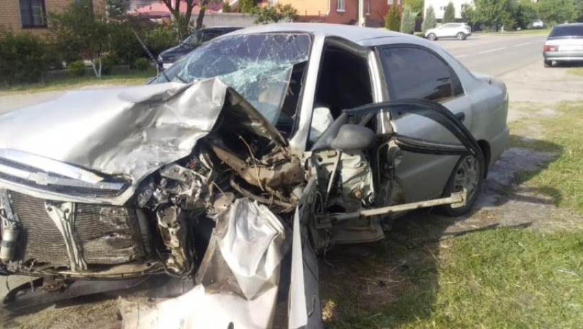 Появились фото с места аварии, где водитель без прав раскурочил иномарку в Воронежской области