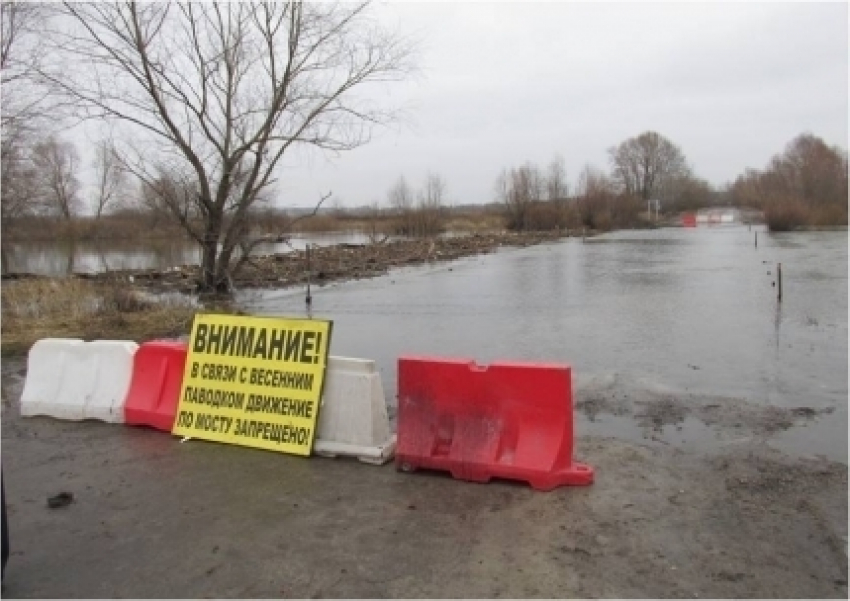 Три моста ушли под воду в Воронежской области 