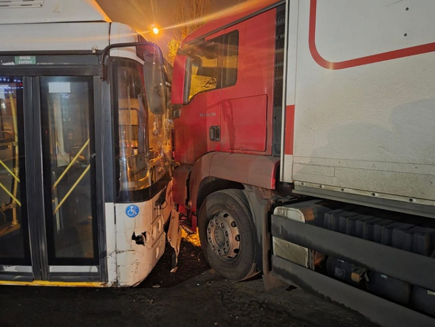 Водитель автобуса №27 спровоцировал массовое ДТП с восемью машинами в Воронеже