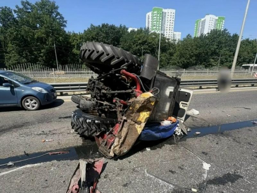 Перевернувшийся на дороге трактор стал катализатором огромной пробки в Воронеже
