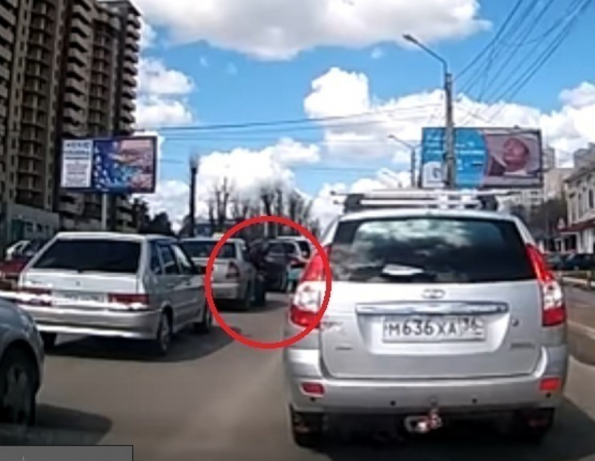 Пассажир такси выпал из автомобиля в Воронеже и попал на видео