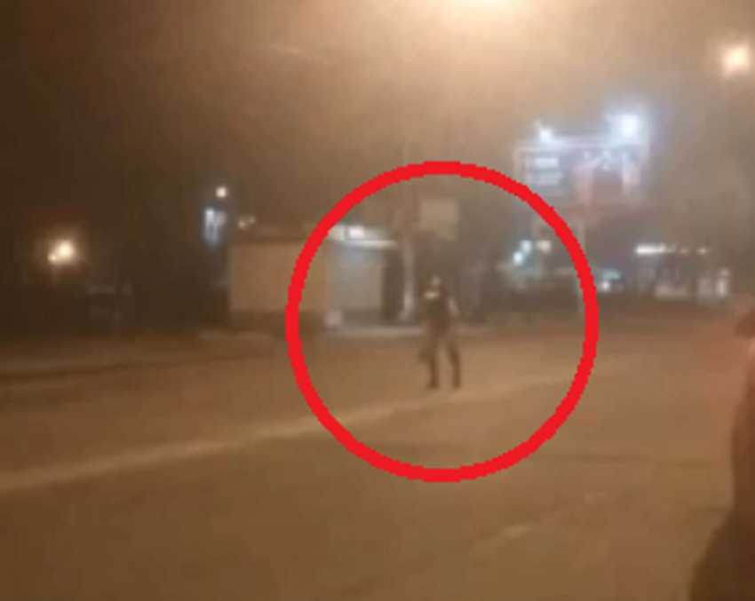 Дикие танцы на середине дороги сняли на видео в Воронеже 