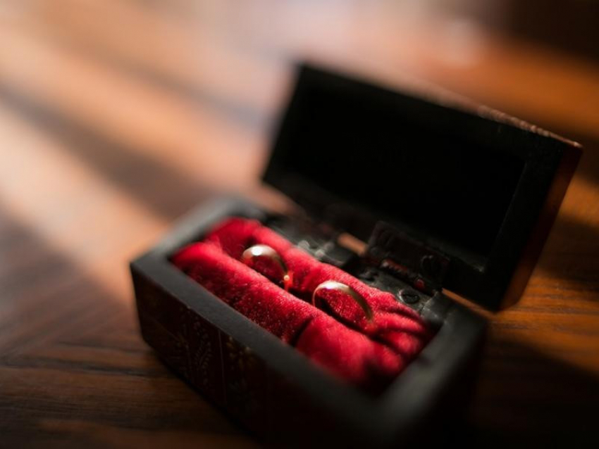 Сколько пар поженятся в канун Красной горки, рассказали в воронежском ЗАГСе