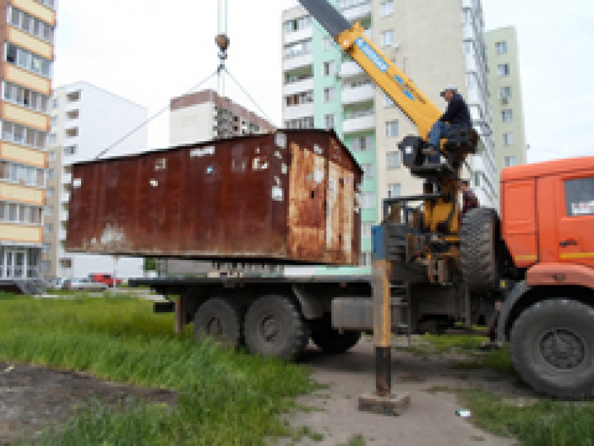 В Центральном районе Воронежа сносят гаражи и шлагбаумы