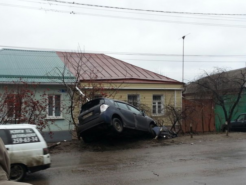 В Воронеже столкнулись «Порше» и «Тойота»: три человека пострадали 