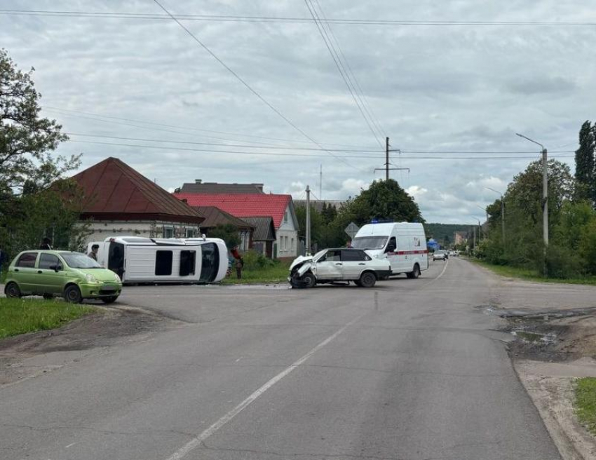 «Девятка» опрокинула минивэн в Воронежской области – опубликовано фото 