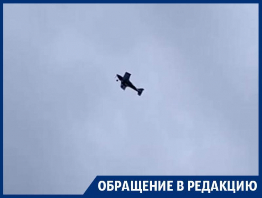 Пугающие выкрутасы винтажного самолета сняли под Воронежем
