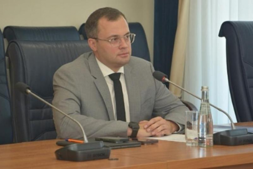 «Кадиллак» и три зарплаты: сколько зарабатывает депутат-гонщик Николай Коржов