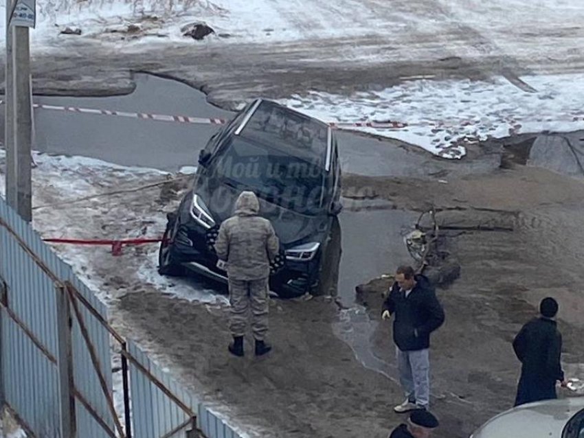 И снова здравствуйте: еще одна машина провалилась под землю в Воронеже