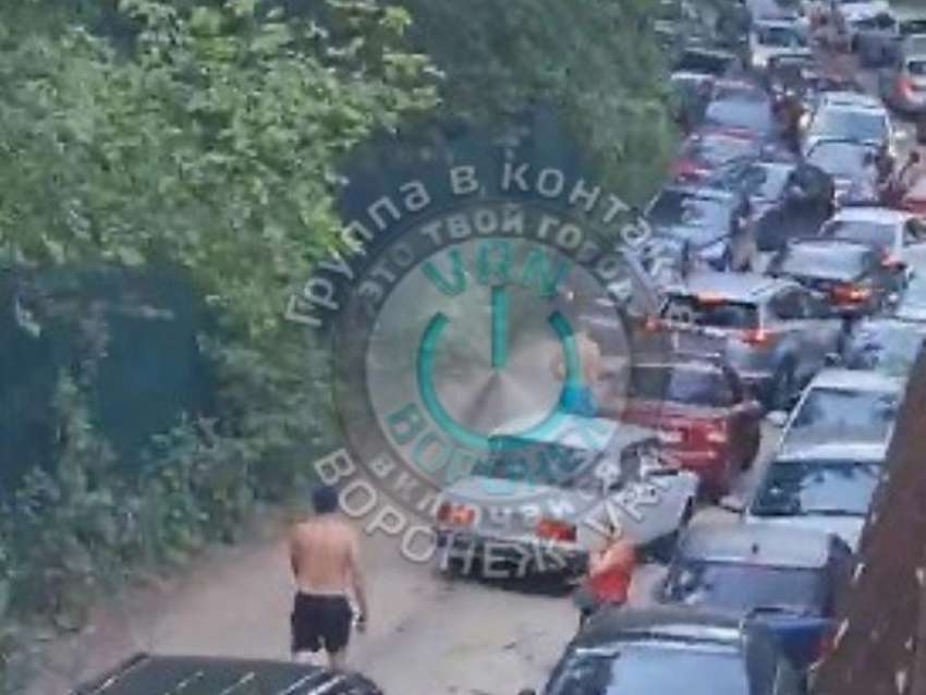 Воронежцы закипают в пробках по пути на пляж в Чертовицах 