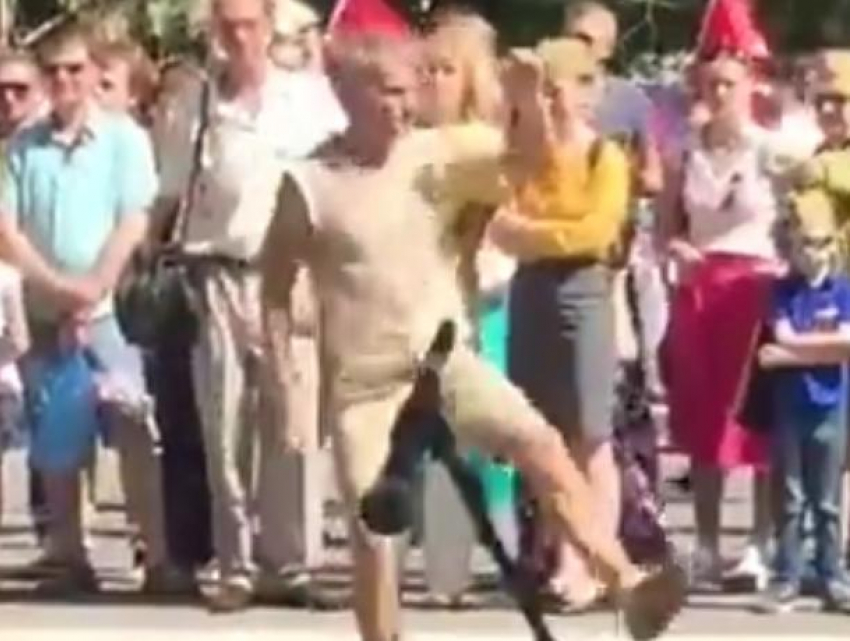 Воронежец устроил ритуальные танцы на 9 мая в центре города