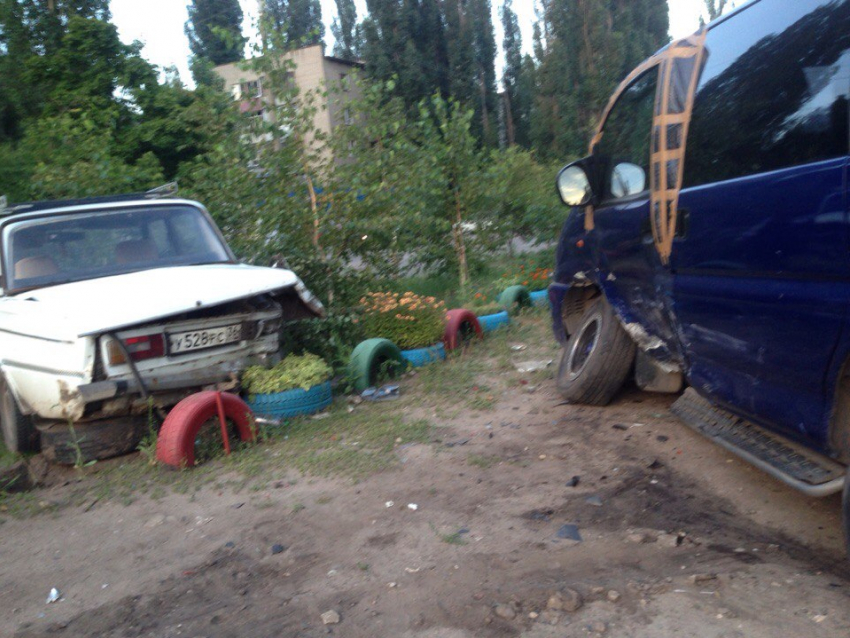 На воронежских «Ваях» пьяный водитель разбил пять автомобилей