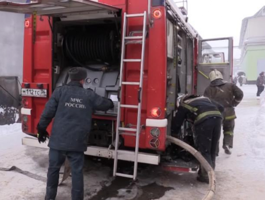 Опубликовано видео тушения масштабного пожара на хладокомбинате в Воронеже