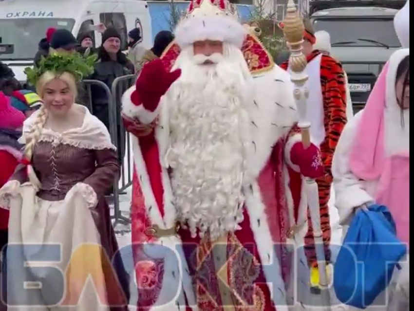 Дед Мороз из Великого Устюга попал на видео на площади Ленина Воронежа